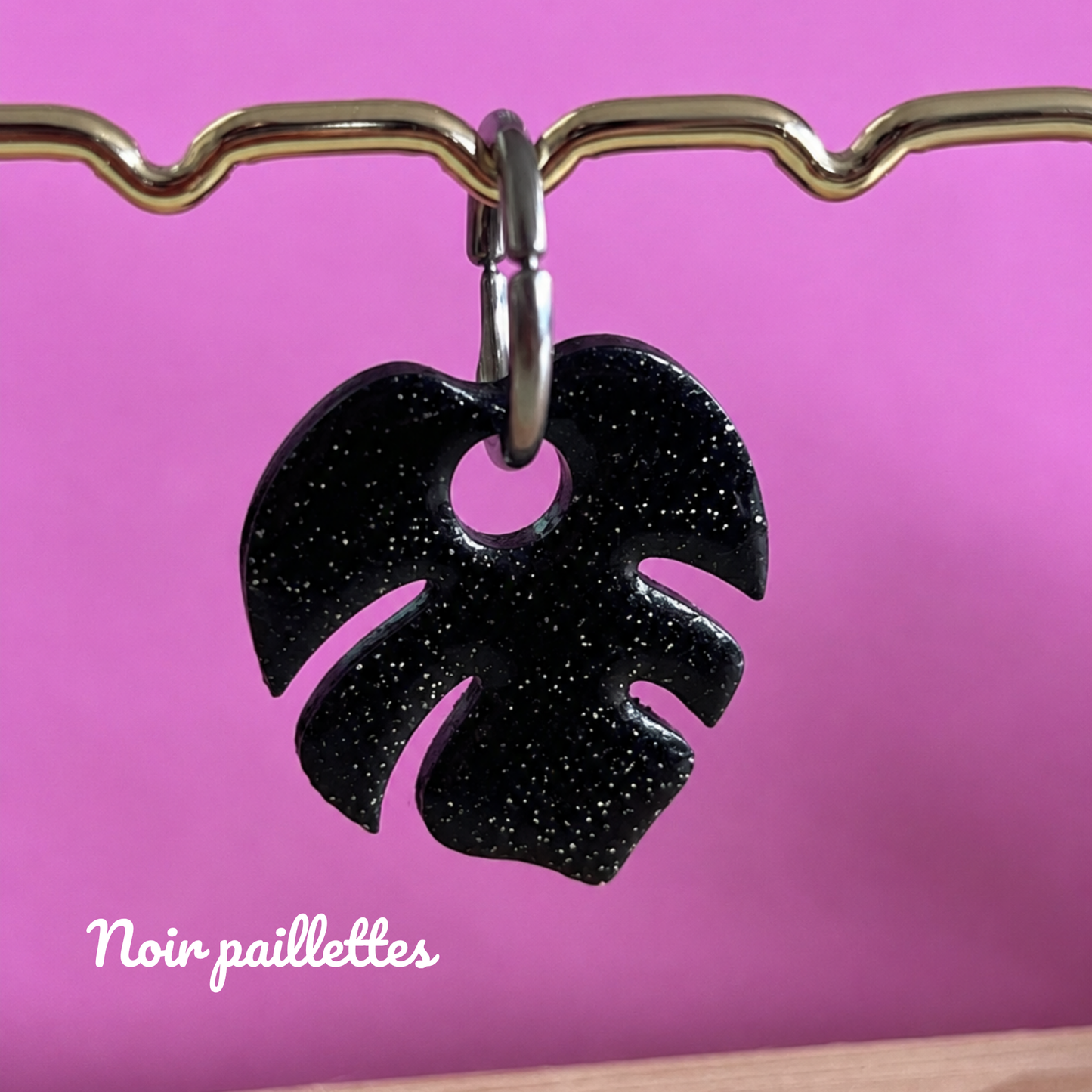 Les boucles d’oreilles Monstera Boom