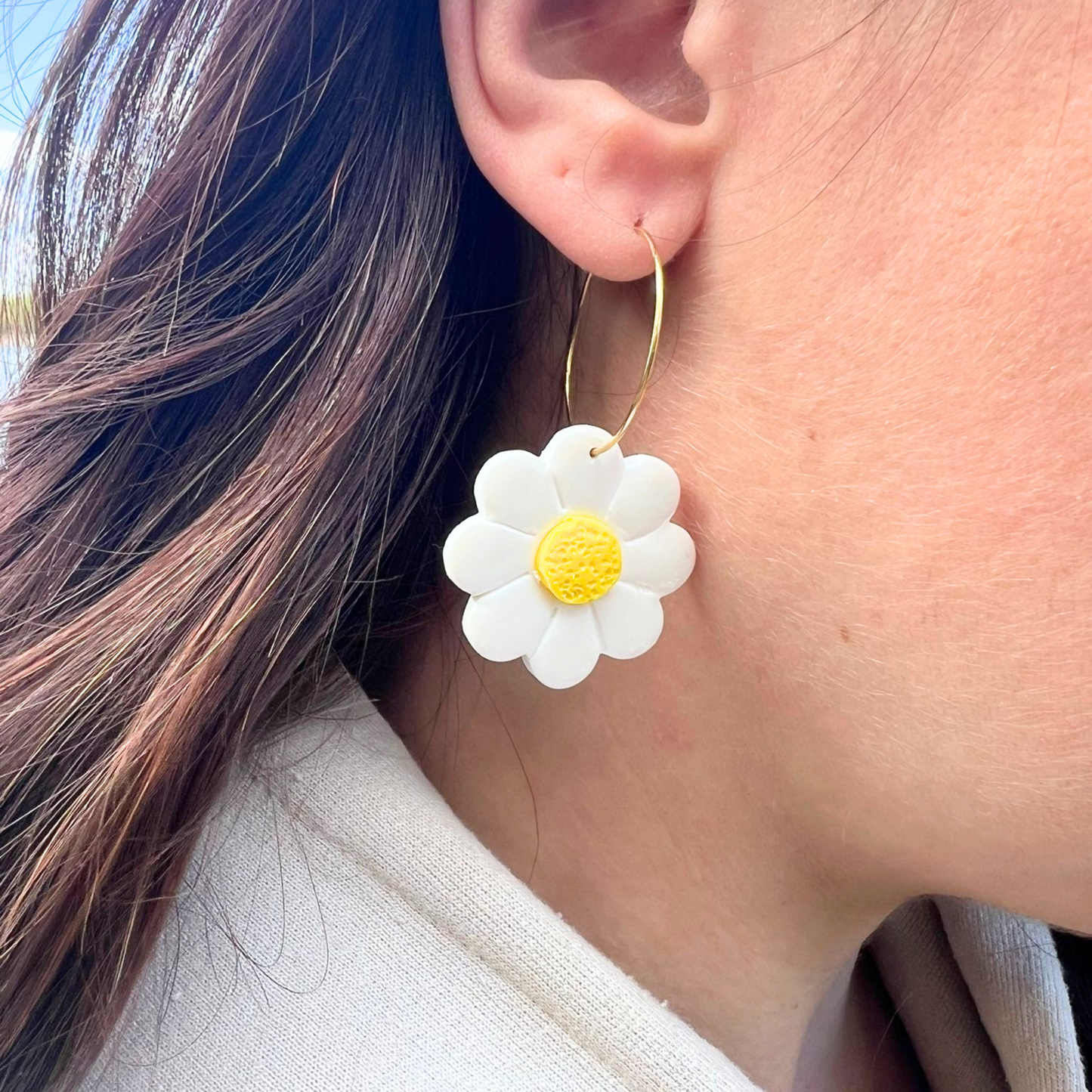 Les boucles d’oreilles Daisy