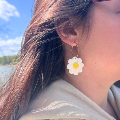 Les boucles d’oreilles Daisy
