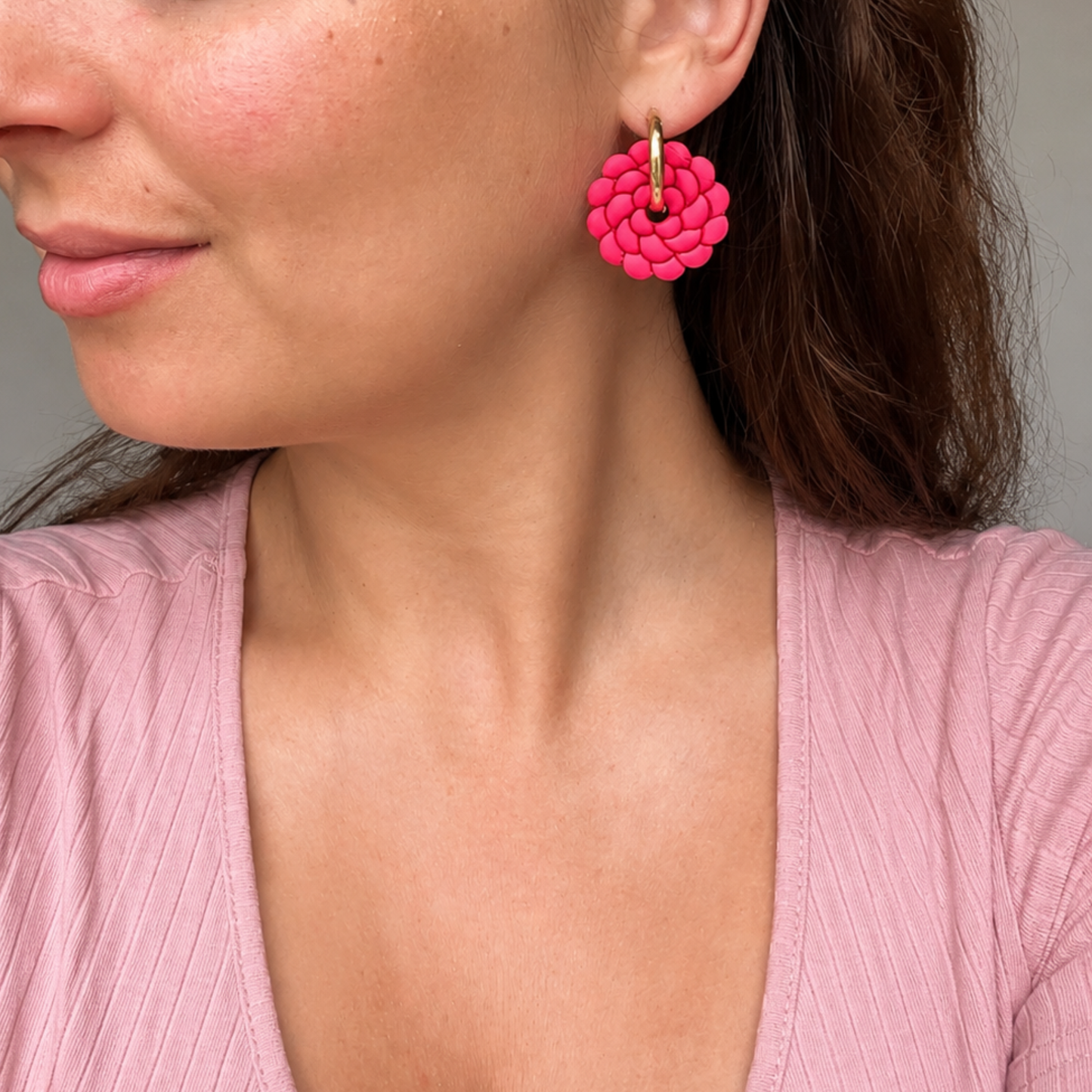 Les boucles d’oreilles Camélia