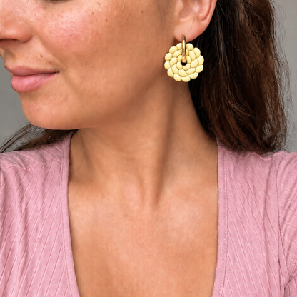 Les boucles d’oreilles Camélia