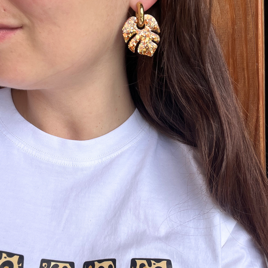 Les boucles d’oreilles Monstera Boom