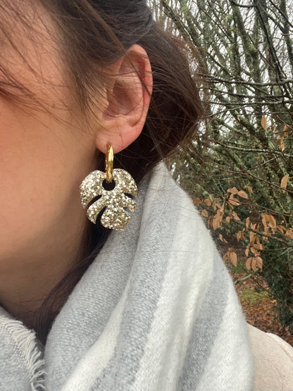 Les boucles d’oreilles Monstera Boom
