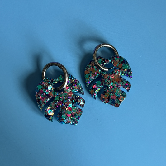 Les boucles d’oreilles Monstera Boom