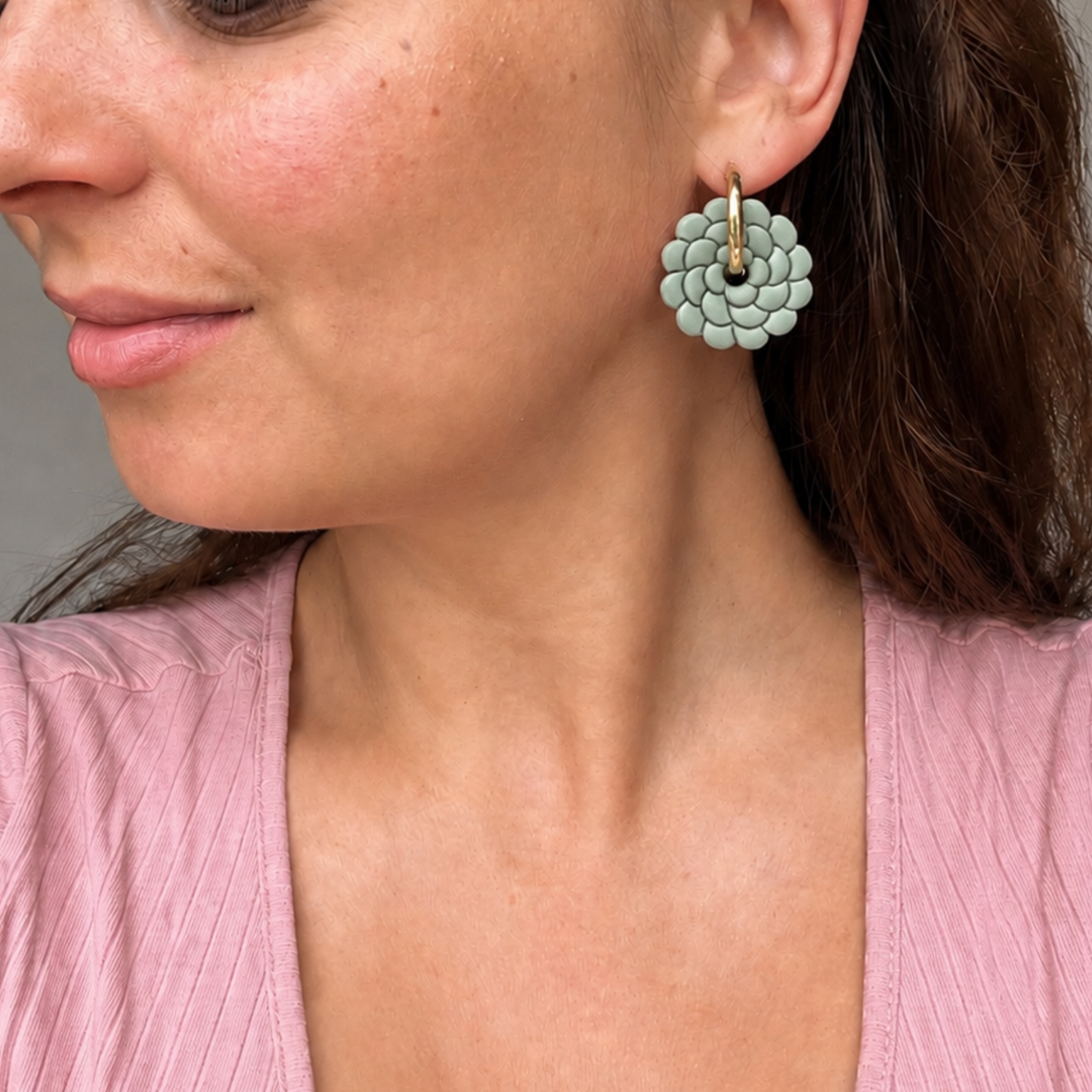 Les boucles d’oreilles Camélia