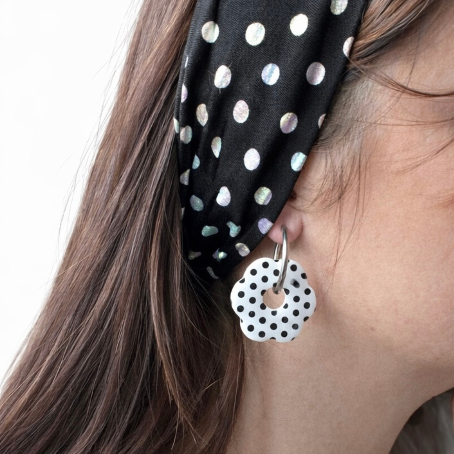 Les boucles d’oreilles poitillantes