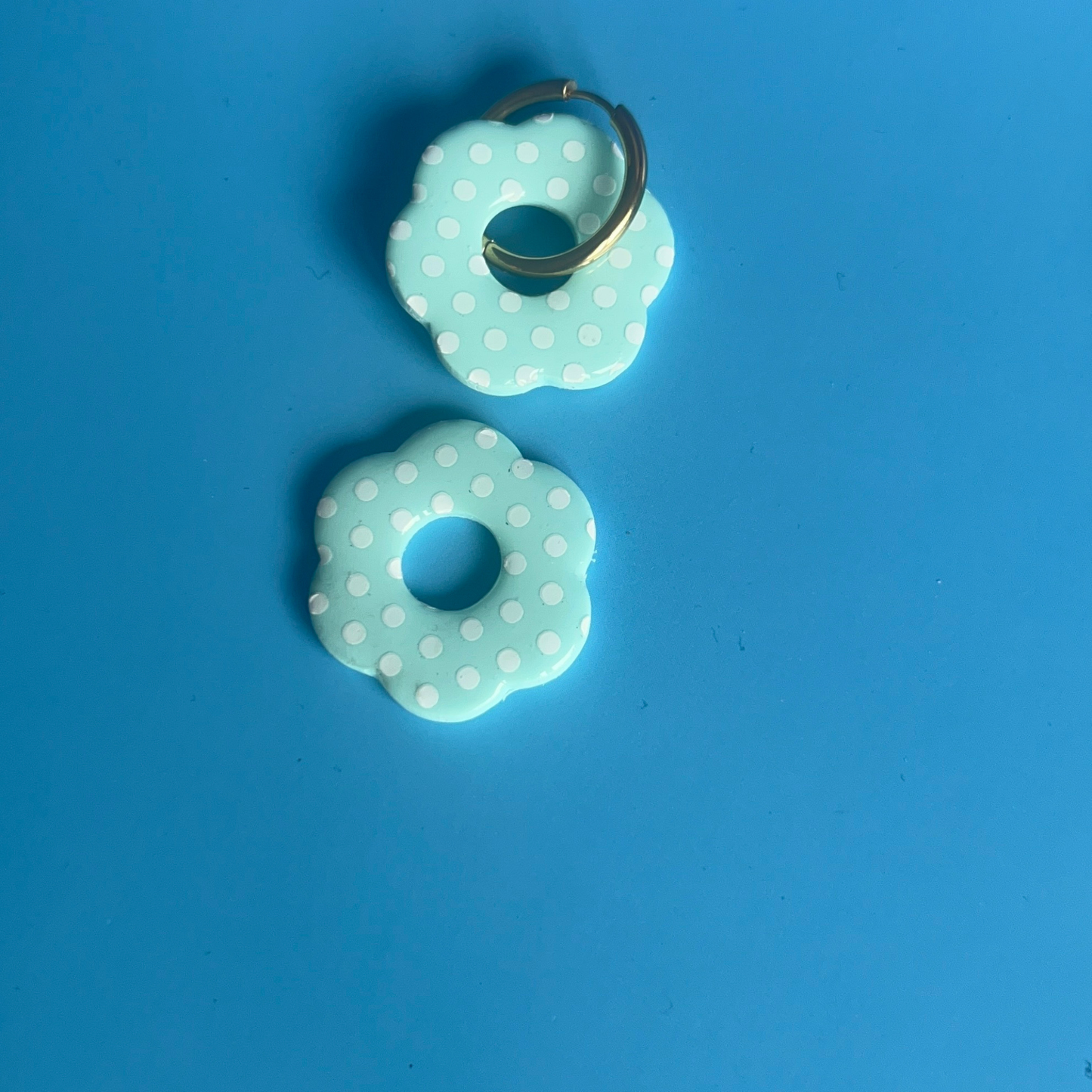 Les boucles d’oreilles poitillantes