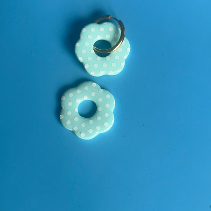 Les boucles d’oreilles poitillantes