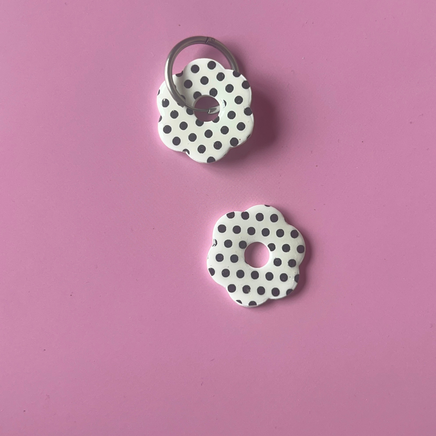 Les boucles d’oreilles poitillantes