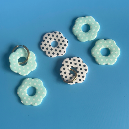 Les boucles d’oreilles poitillantes